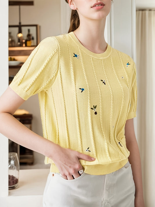 Vacation-Inspired Fresh Embroidered Cut-Out Short-Sleeve T-Shirt for Women, Summer French Retro Round Neck Top, New Casual Style Elegant Special Edition